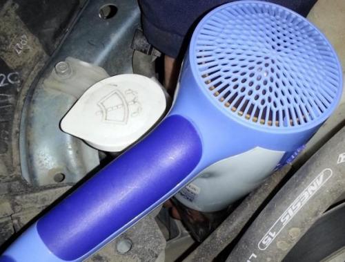 Что будет если не залить незамерзайку. Чем можно быстро растопить воду в бачке омывателя зимой