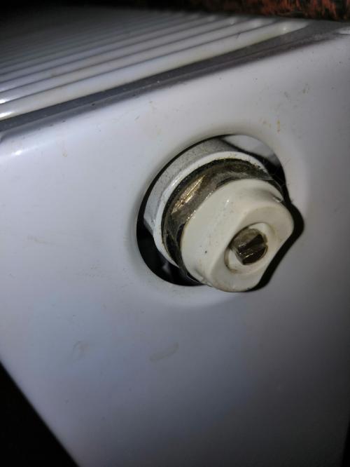 Батарея с терморегулятором не греет. Банальная причина, почему не греют батареи