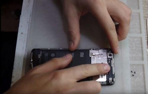 Как разобрать телефон Xiaomi. Инструкция о том, как открыть крышку Xiaomi