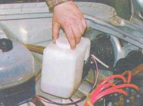 Куда заливать незамерзайку ваз 2107. Проверка уровня и доливка жидкости в бачок омывателя автомобиль ВАЗ 2106