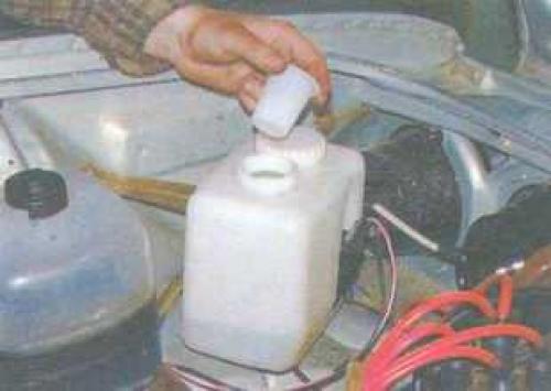 Куда заливать незамерзайку ваз 2107. Проверка уровня и доливка жидкости в бачок омывателя автомобиль ВАЗ 2106