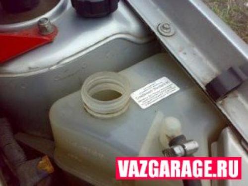 Самостоятельная замена охлаждающей жидкости. Замена антифриза в системе охлаждения автомобиля 07 Самостоятельная замена охлаждающей жидкости. Замена антифриза в системе охлаждения автомобиля 07