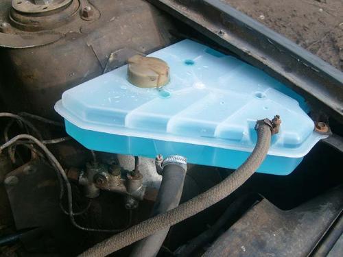 Нужно ли заливать антифриз в расширительный бачок. Конструкция и принцип действия