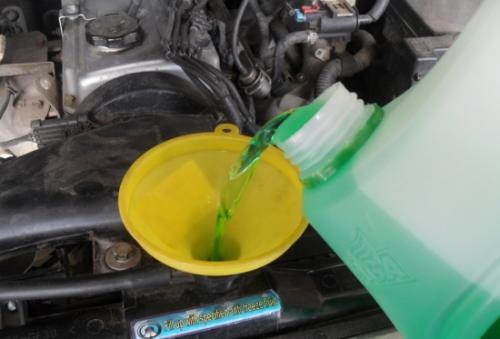 Куда доливать антифриз в бачок или радиатор. Пошаговая инструкция по замене антифриза