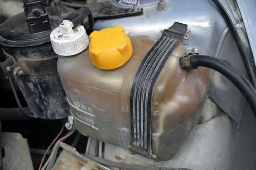 Нужно ли заливать антифриз в расширительный бачок. Конструкция и принцип действия