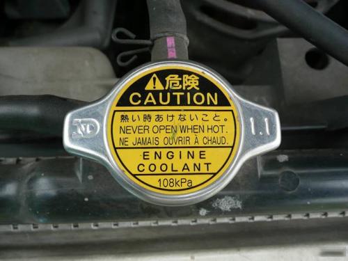 Нужно ли заливать антифриз в расширительный бачок. Конструкция и принцип действия